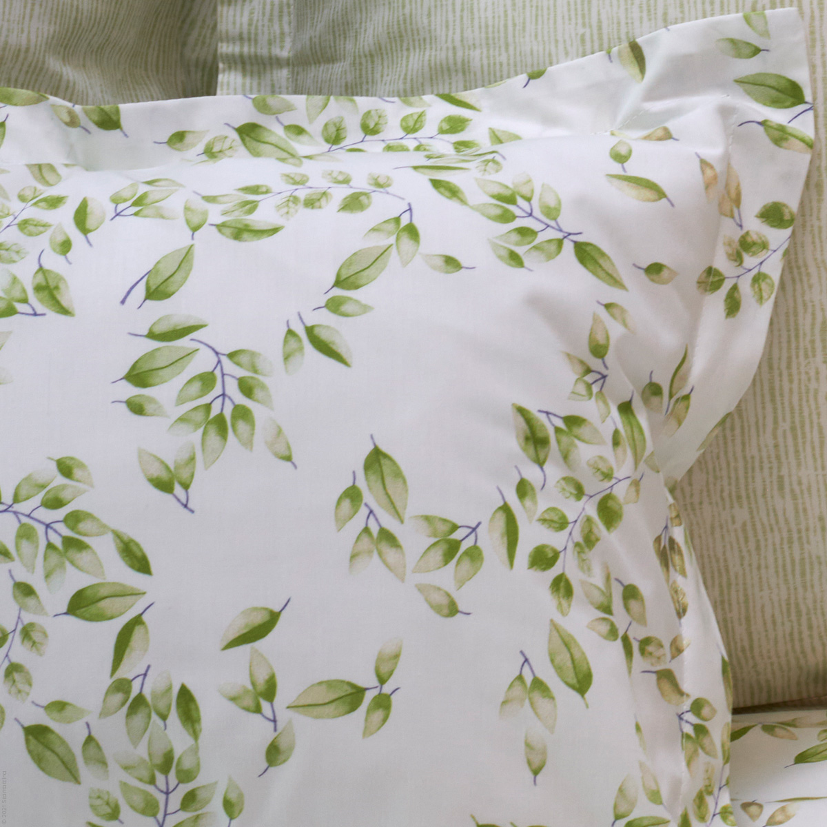 CHLOE scattered leaves