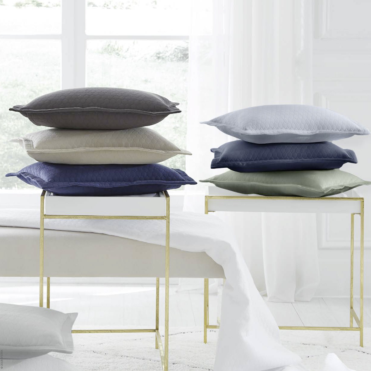 Favo Matelassé Coverlet 