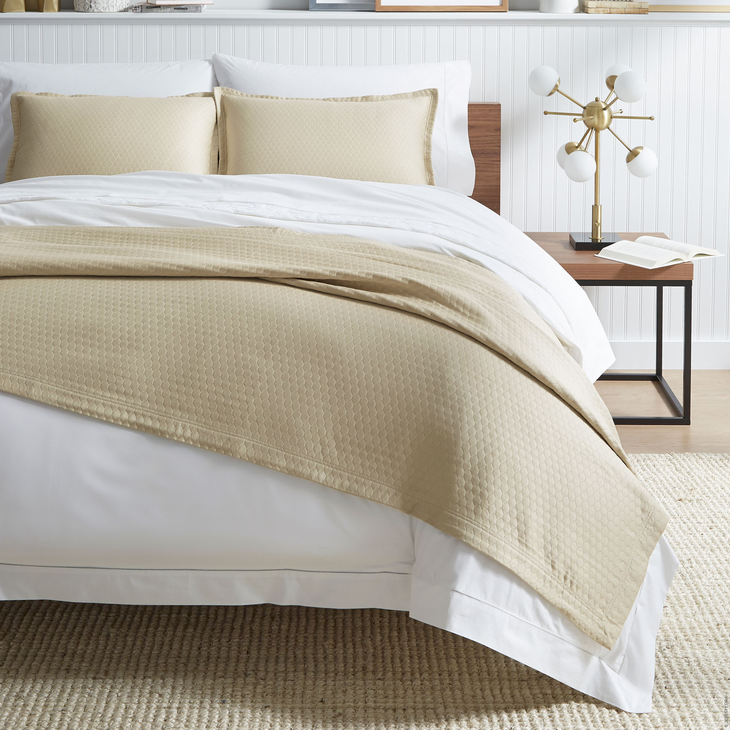 Favo Matelassé Coverlet 