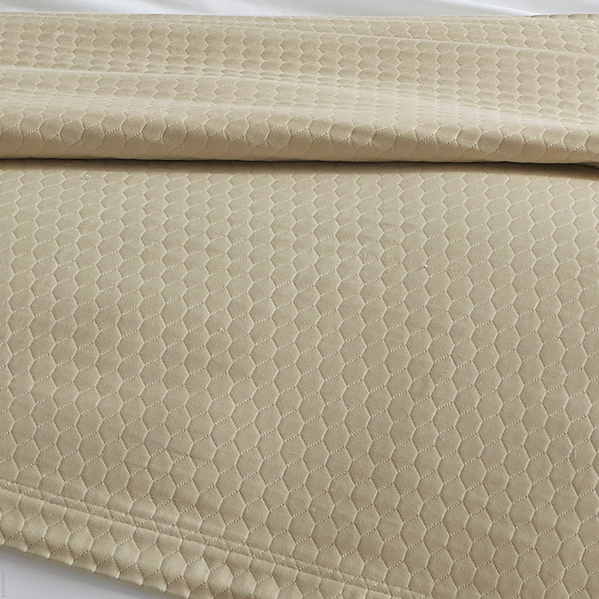 Favo Matelassé Coverlet 